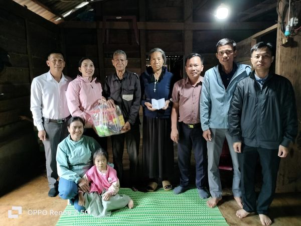 Ban giám hiệu, Công đoàn trường THCS Hoàng Văn Thụ thăm hỏi gia đình thương binh liệt sỹ trên địa bàn xã Quảng sơn